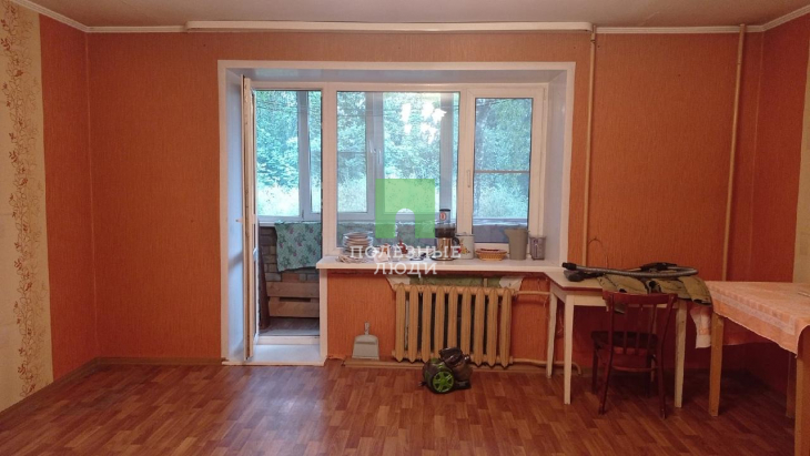 продам трехкомнатную квартиру