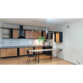 -Продам весь этаж,по документам квартира,с своим выходом на крышу и терасу в самом центре города.